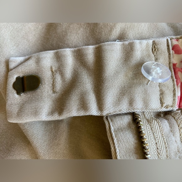 J Crew women’s shorts. City Fit. Size 4. Used. Flaw on back right - Picture 4 of 7